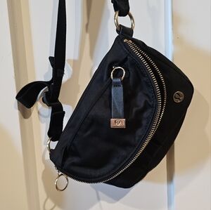 LULULEMON ALL NIGHT FESTIVAL BAG BLACK & GOLD